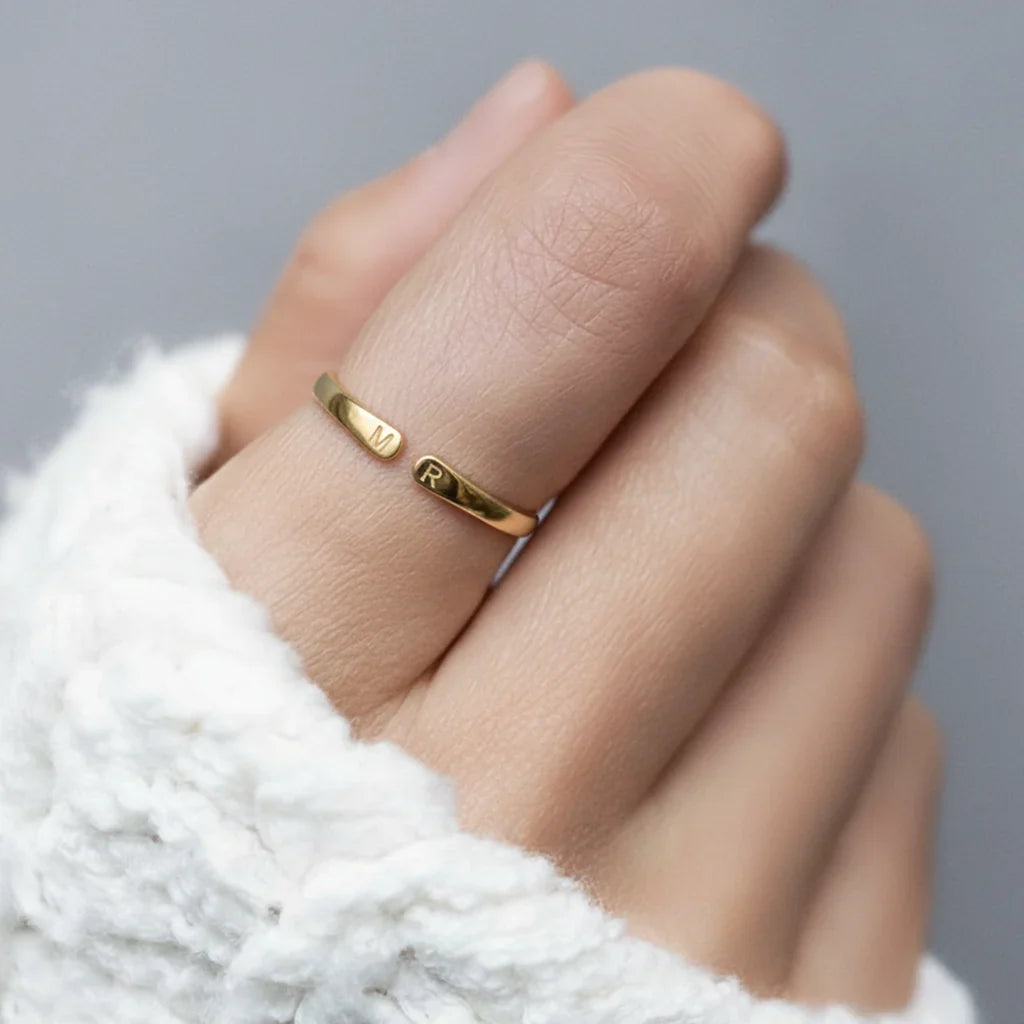 Anillo de inicial doble