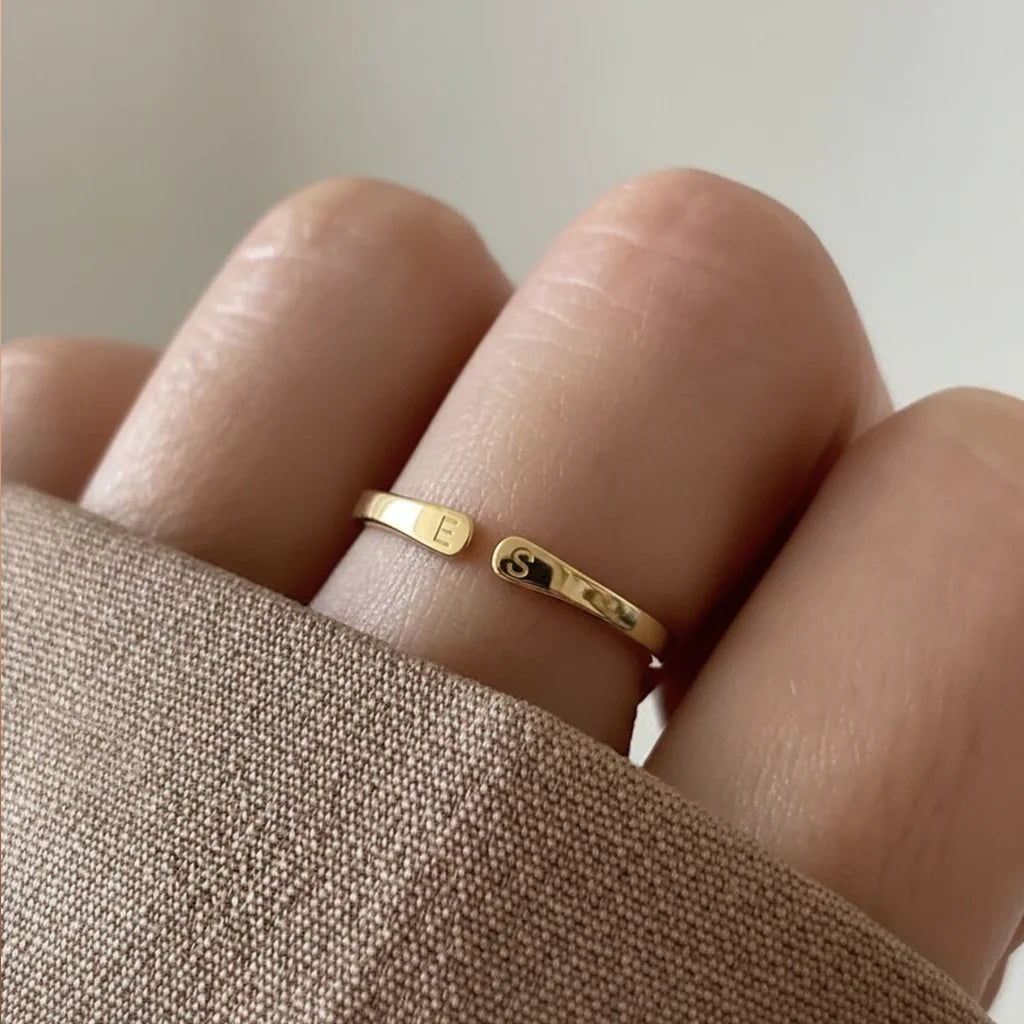 Anillo de inicial doble
