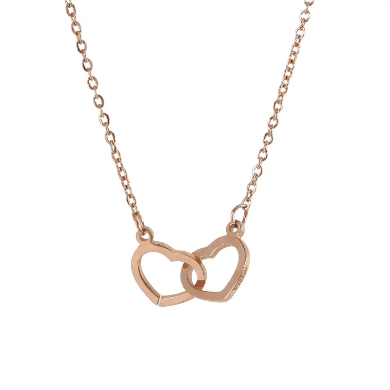 Collar de dos corazones grabados